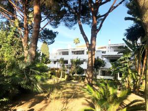 widok na hotel z ogrodu w obiekcie Beautiful, Bright and Spacious Duplex in Marbella w mieście Estepona