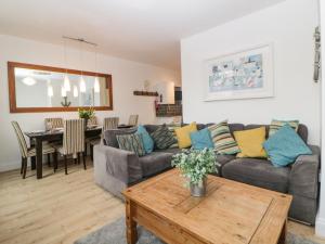 - un salon avec un canapé et une table dans l'établissement Quayside Lookout, à Brixham