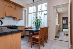 een keuken met een tafel met stoelen en een potplant bij Voorstraat 30 Appartement in Colijnsplaat +12 foto's