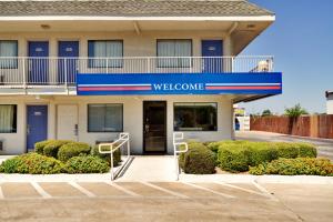 a welcome sign in front of a building at Motel 6-Irving, TX - Dallas in Irving