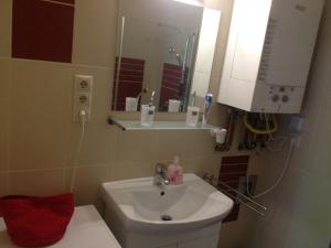 A bathroom at Platán apartman