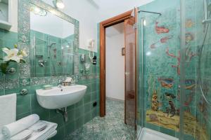 B&B Palazzo Pinto في فيتري: حمام مع حوض ودش