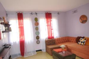 Zona d'estar a Beautiful & Stylish 2-Bedroom Apartment in Karatu