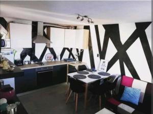 eine Küche mit einem Tisch und Stühlen im Zimmer in der Unterkunft Apartman Maslineo in Maslinica