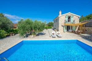 Photo de la galerie de l'établissement Villa Siorra by PosarelliVillas, à Perítheia