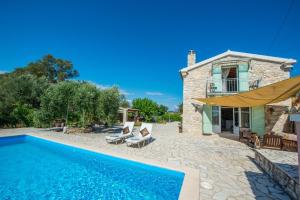 an image of a villa with a swimming pool at Villa Siorra by PosarelliVillas in Perítheia