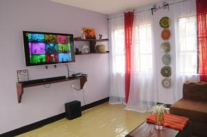 Televiisor ja/või meelelahutuskeskus majutusasutuses Beautiful & Stylish 2-Bedroom Apartment in Karatu