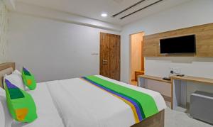 Uma televisão e/ou sistema de entretenimento em Treebo Chandraprasth Residency