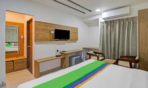 TV a/nebo společenská místnost v ubytování Treebo Trend Chandraprasth Residency