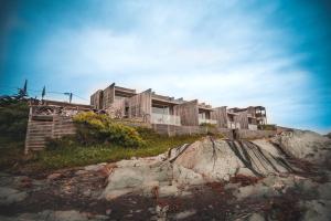 a house sitting on top of a cliff at Hotel 8 al Mar in Pichilemu