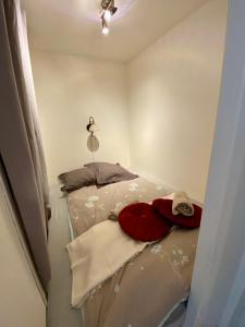 a small room with a bed in a room at La perle marine in Trouville-sur-Mer