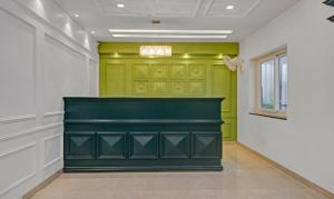 um corredor com paredes verdes e uma parede verde em Treebo Chandraprasth Residency em Nagpur