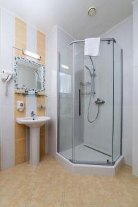 a bathroom with a shower and a sink at Парк-отель Медвежьи Озера in Medvezh'i Ozera