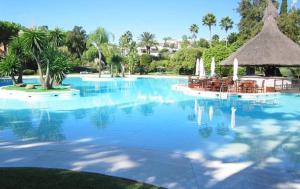 Bazén v ubytování Beautiful, Bright and Spacious Duplex in Marbella nebo v jeho okolí