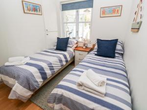 Cama ou camas em um quarto em Waterside Cottage