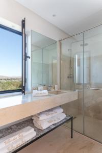 ein Bad mit einem Waschbecken und einem Spiegel in der Unterkunft Les Iris - Peaceful villa with heated private pool & hammam in Marrakesch