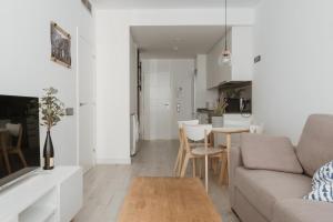 - un salon avec un canapé et une table dans l'établissement Apartamentos Progres, à L'Hospitalet de Llobregat