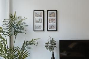A television and/or entertainment centre at Apartamentos Espai Progres by Be Barcelona