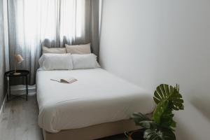 A bed or beds in a room at Apartamentos Espai Progres by Be Barcelona