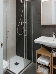 A bathroom at Apartamentos Espai Progres by Be Barcelona Még 37 kép
