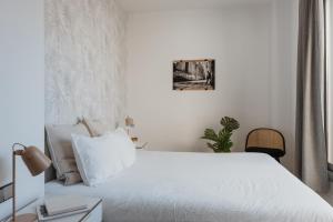 A bed or beds in a room at Apartamentos Espai Progres by Be Barcelona