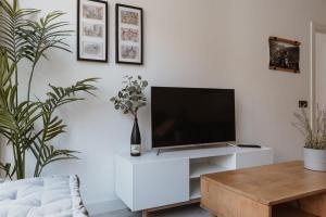 A television and/or entertainment centre at Apartamentos Espai Progres by Be Barcelona