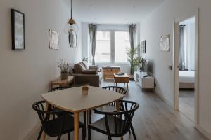 A seating area at Apartamentos Espai Progres by Be Barcelona