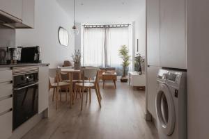 A kitchen or kitchenette at Apartamentos Espai Progres by Be Barcelona