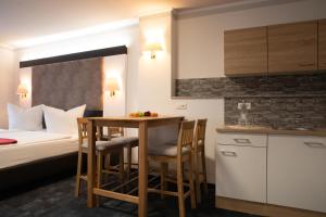 a hotel room with a bed and a table and chairs at Hotel zur Kulturweberei in Finsterwalde