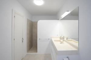 Ванная комната в Casa con piscina, vistas y acceso privado al mar. Vistes Voramar.