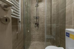 e bagno con servizi igienici e cabina doccia. di City SMART a Niš