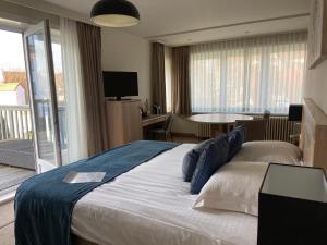 Postel nebo postele na pokoji v ubytování Hotel Les Arcades
