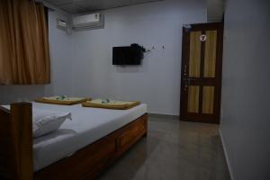 Rúm í herbergi á Hotel Chivla Paradise