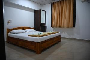 Rúm í herbergi á Hotel Chivla Paradise