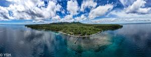 Sanctum Una Una Eco Dive Resort في Pulau Unauna: جزيرة في وسط تجمع كبير للمياه