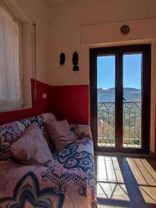 um quarto com uma cama e vista para o oceano em Tana Libera Tutti 1 Nature, Yourself, Love em Viggianello