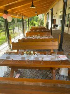 Reštaurácia alebo iné gastronomické zariadenie v ubytovaní Penzion a Restaurace Bělecký Mlýn