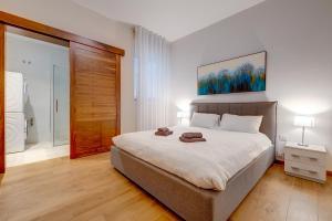 A bed or beds in a room at Luxury Apartment with Valletta and Harbour Views