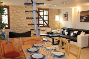 En restaurant eller et spisested på Lodge & Castle - Vue Château - Climatisation - Majord'Home
