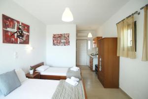 a small room with a bed and a kitchen at Panorama Siviris in Siviri