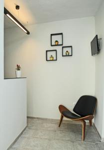 einen Stuhl in einem Raum mit einer weißen Wand in der Unterkunft Panorama Siviris in Siviri
