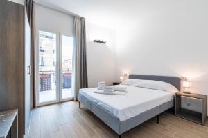 una camera da letto con un letto e una grande finestra di Solemar Sicilia - Multi Suite a Palermo Altre 83 foto