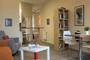 a living room with a couch and a table at Seehund in Am Schwarzen Busch