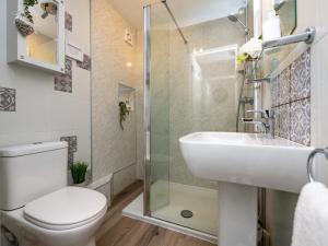 Bilik mandi di Pemba Cottage +54 gambar