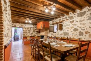 un comedor con una mesa con copas de vino. en Casa Rural Abuelo Pedro, en Cuerva