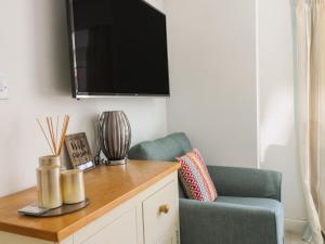 TV a/nebo společenská místnost v ubytování White Rose Cottage