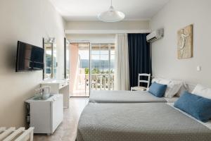Кровать или кровати в номере Odysseus Hotel