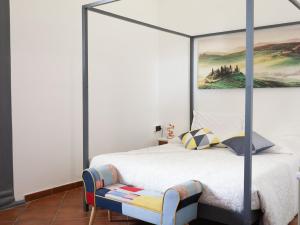 1 dormitorio con cama con dosel y silla en Firenze Rentals Suite Cavour, en Florencia
