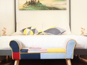 1 dormitorio con 1 cama con una pintura en la pared en Firenze Rentals Suite Cavour, en Florencia