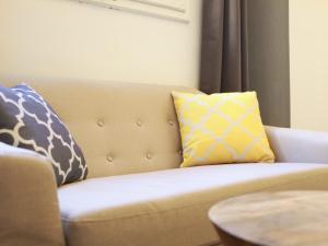 un sofá con 2 almohadas en la sala de estar en Firenze Rentals Suite Cavour, en Florencia
